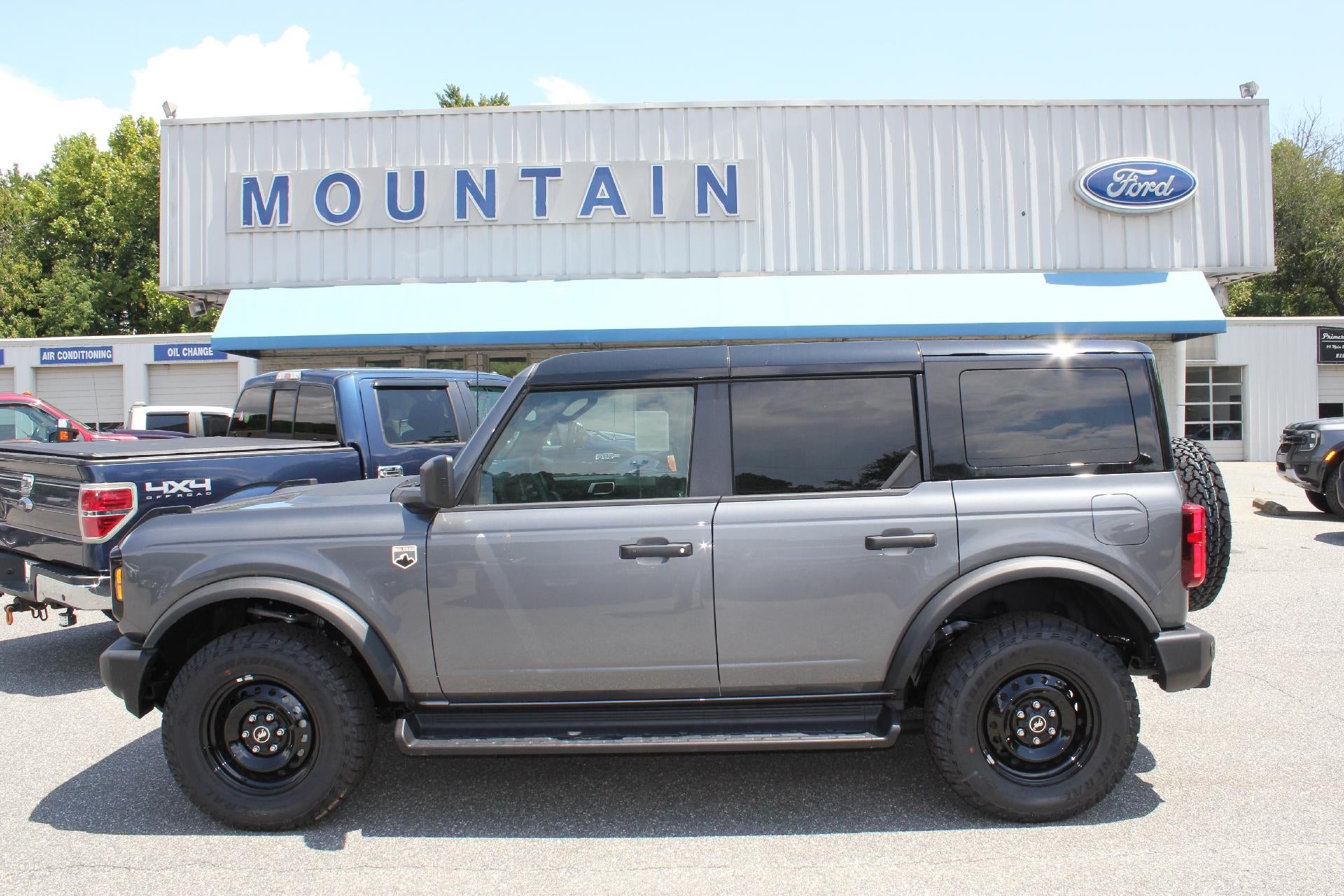 2026 Ford Bronco Big Bend in Carbonized Gray Metallic — front three-quarter view