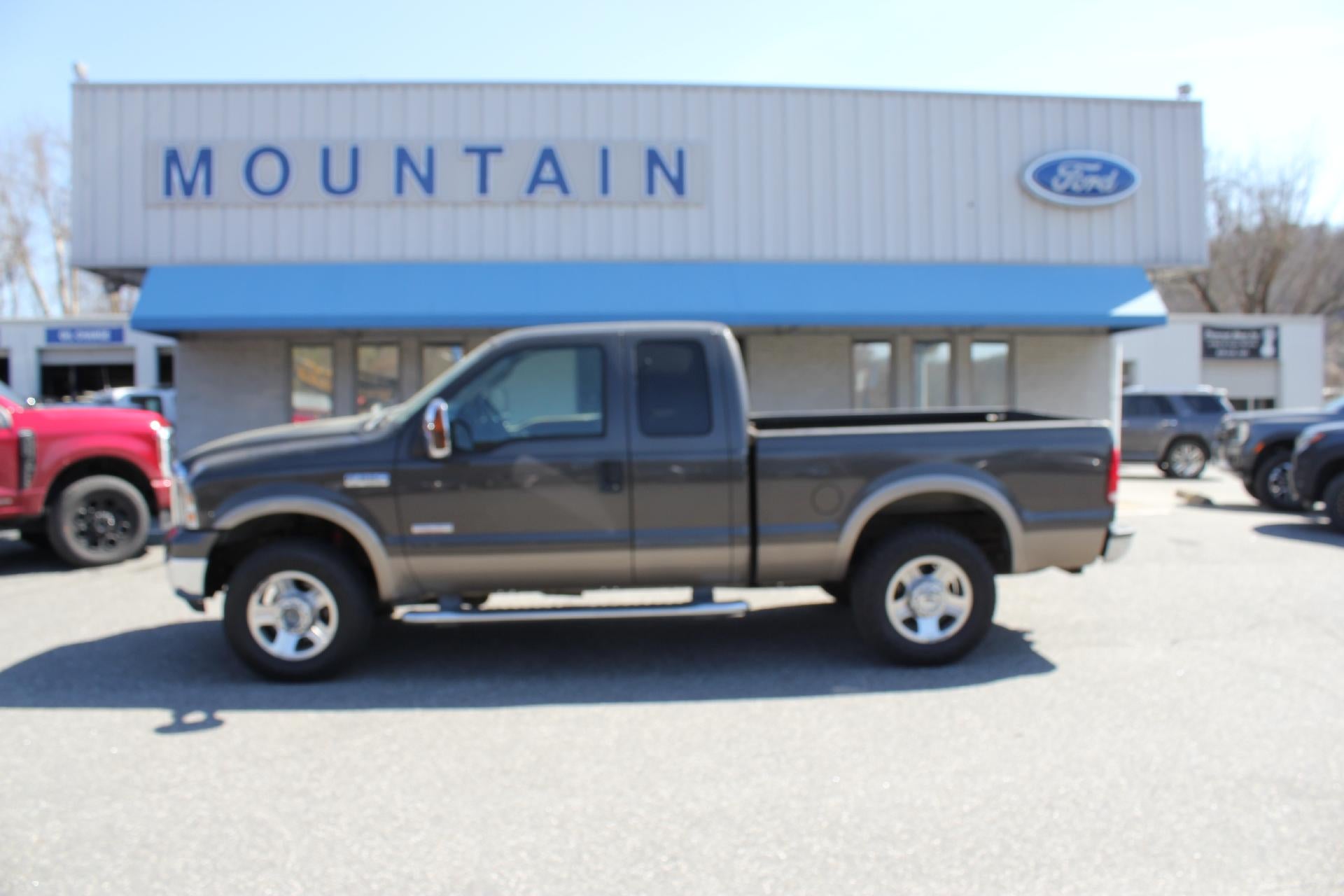 2006 Ford F-250 Lariat in Dark Stone — front three-quarter view